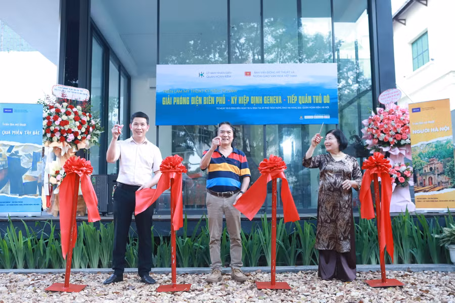 Các đại biểu cắt băng khai mạc triển lãm tranh chủ đề “Qua miền Tây Bắc và Người Hà Nội”.