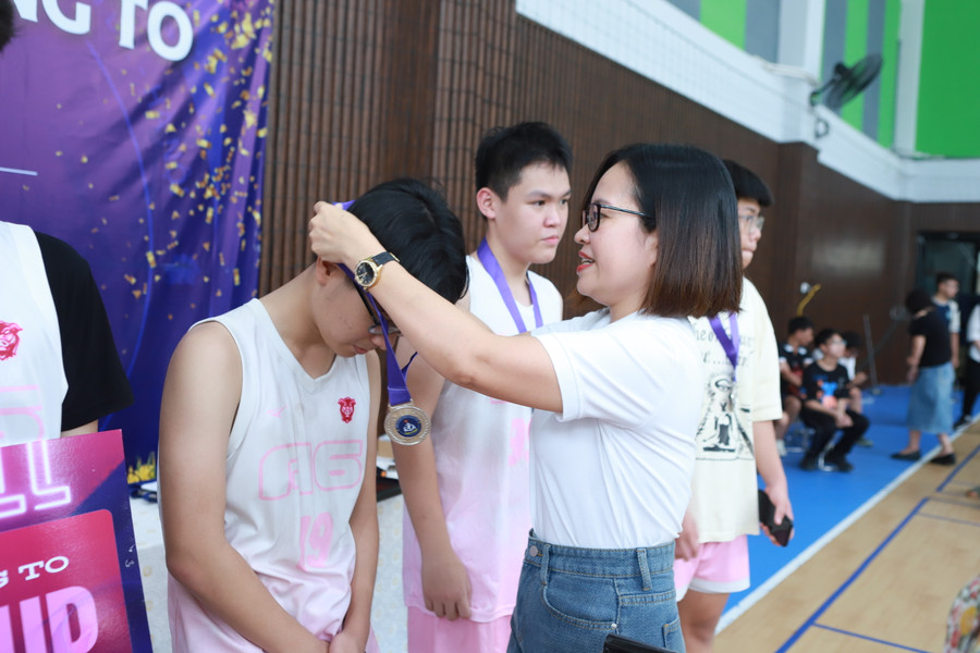 Cô Đào Thị Cúc - Phó Hiệu trưởng nhà trường trao thưởng cho các vận động viên.