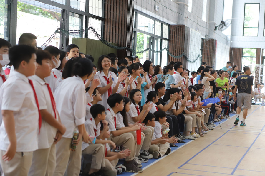 Tinh thần cổ vũ nhiệt tình từ phía khán giả bên ngoài đường biên.