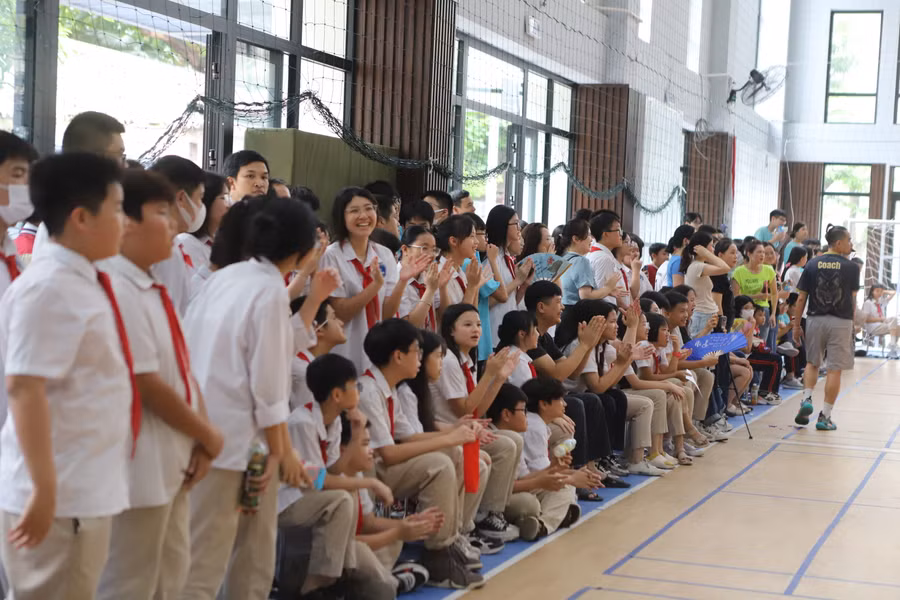 Tinh thần cổ vũ nhiệt tình từ phía khán giả bên ngoài đường biên.