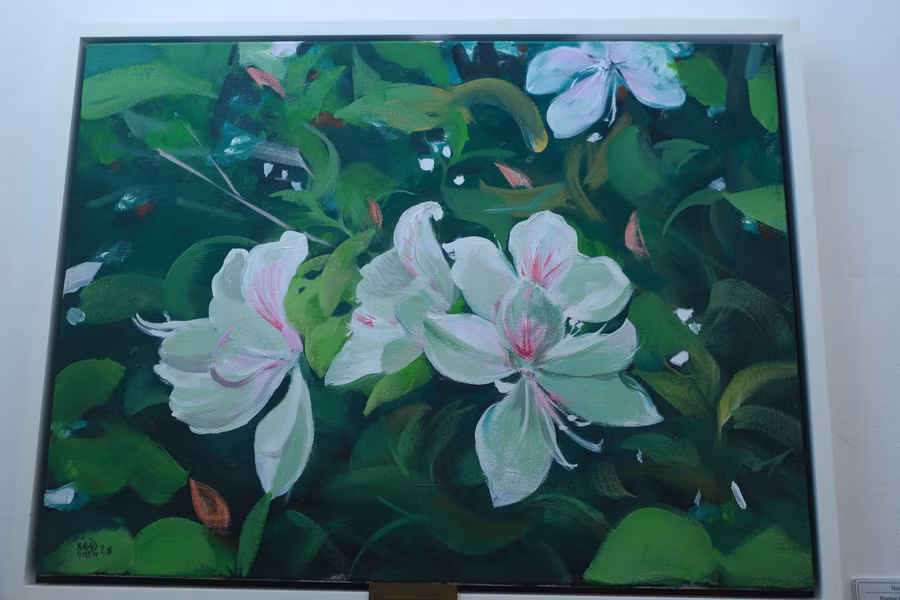 Bức tranh sơn dầu "Hoa Ban" của hai tác giả Hương Đào - Hải Kiên.