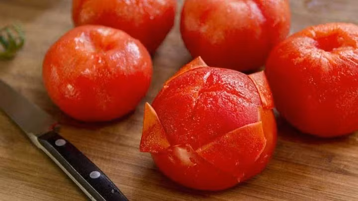 Vỏ cà chua là một trong những nguồn chính cung cấp lycopene - một chất chống oxy hóa giúp ngăn ngừa ung thư. (Ảnh: ITN).