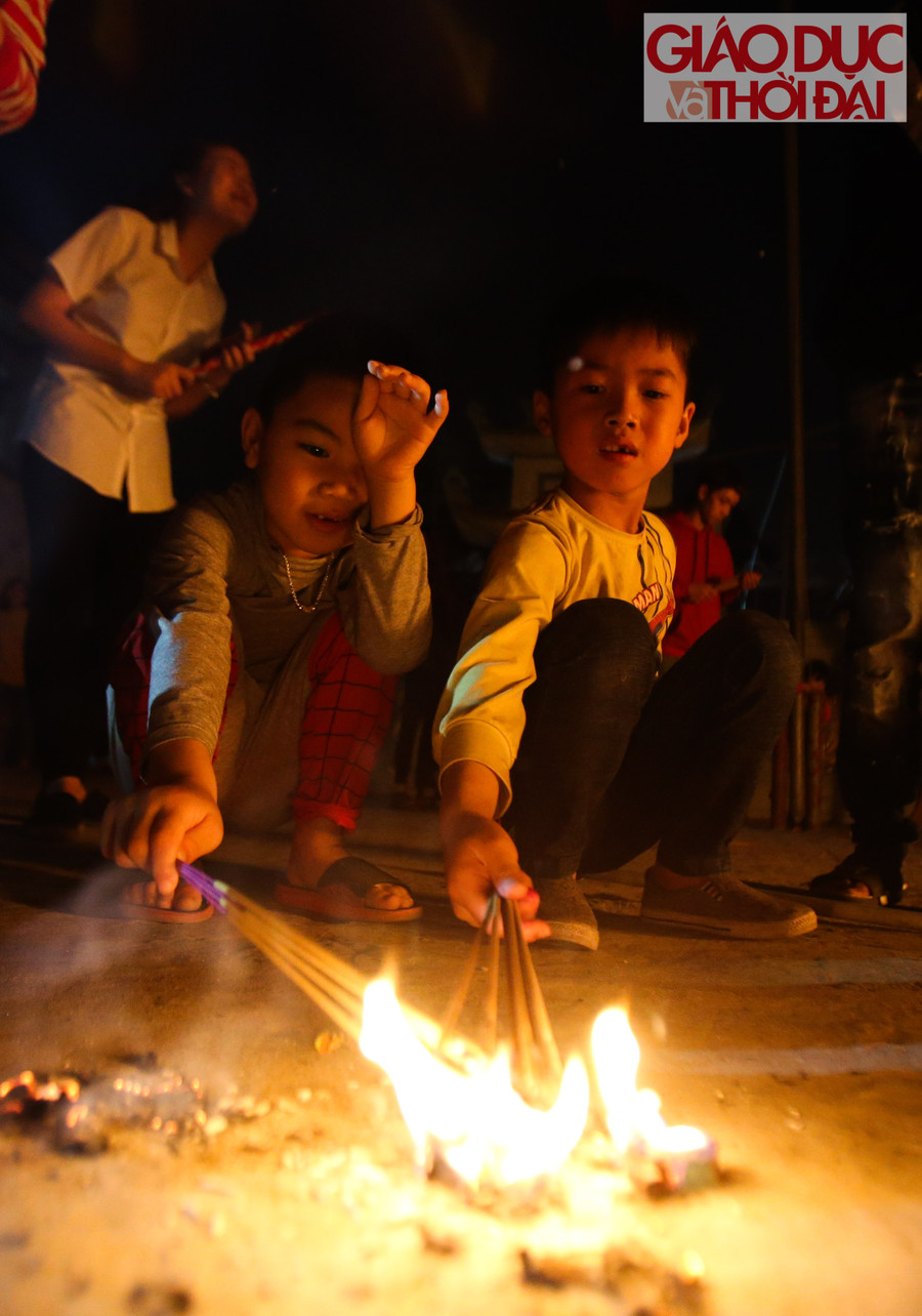 Để duy trì phong tục của làng, những trẻ nhỏ trong làng đều được bố mẹ cho ra đình để "lấy đỏ", để các cháu không bị bỏng người lớn còn tạo cho các cháu nhỏ một khoảng " lấy đỏ" riêng
