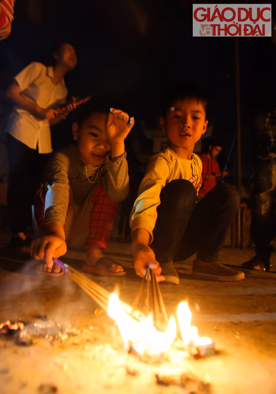 Để duy trì phong tục của làng, những trẻ nhỏ trong làng đều được bố mẹ cho ra đình để "lấy đỏ", để các cháu không bị bỏng người lớn còn tạo cho các cháu nhỏ một khoảng " lấy đỏ" riêng