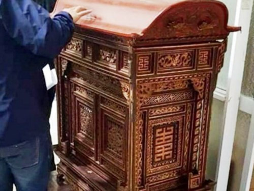 Chiếc khám thờ Mẫu Liễu Hạnh gần 1.000 năm tuổi bị nhóm Nguyễn Thành Vinh lấy trộm. Chiếc khám thờ Mẫu Liệu Hạnh gần 1000 năm tuổi bị nhóm Nguyễn Thành VInh đột nhập lấy đi vào đêm 8/8/2018 đã được công an Hải Phòng thu hồi.