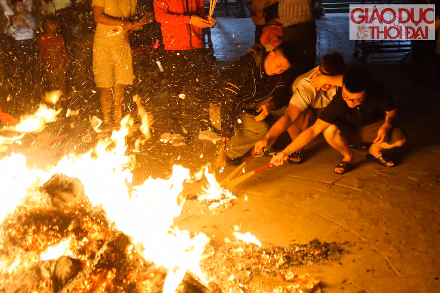 Cho dù đến sớm hay đến muộn vẫn có thể lấy lửa để mang về cho gia đình mình