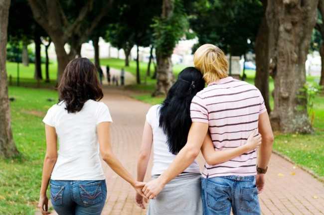 Vô tình gặp lại, tôi hãnh diện bước đi trong ánh mắt tiếc nuối của người yêu cũ