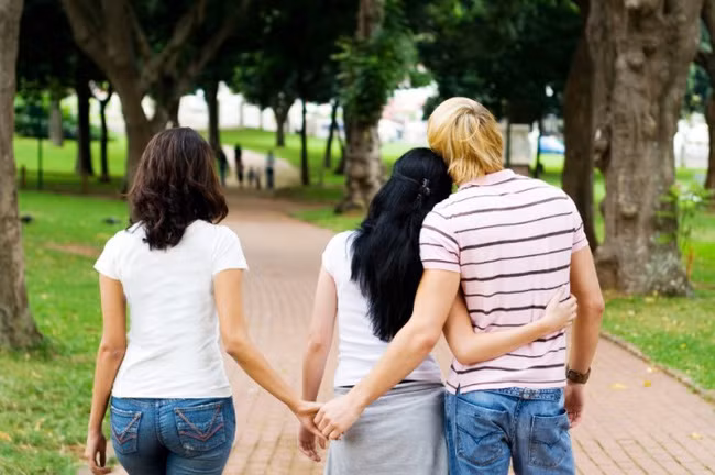 Vô tình gặp lại, tôi hãnh diện bước đi trong ánh mắt tiếc nuối của người yêu cũ