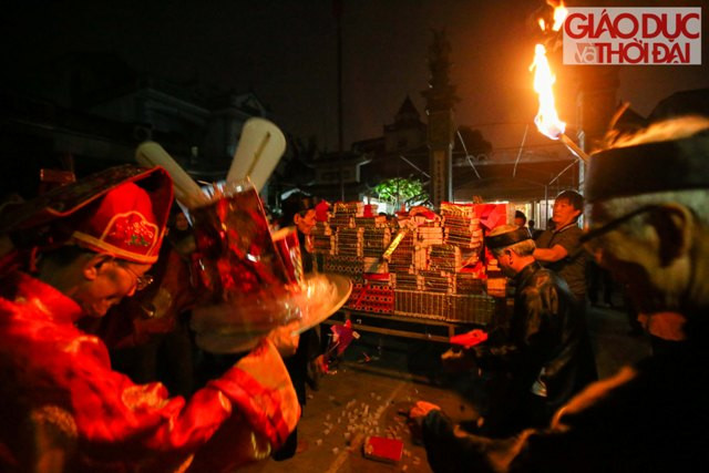 Phía ngoài sân đình 100kg vàng mã được chất thành đống lớn sau khi làm lễ xong