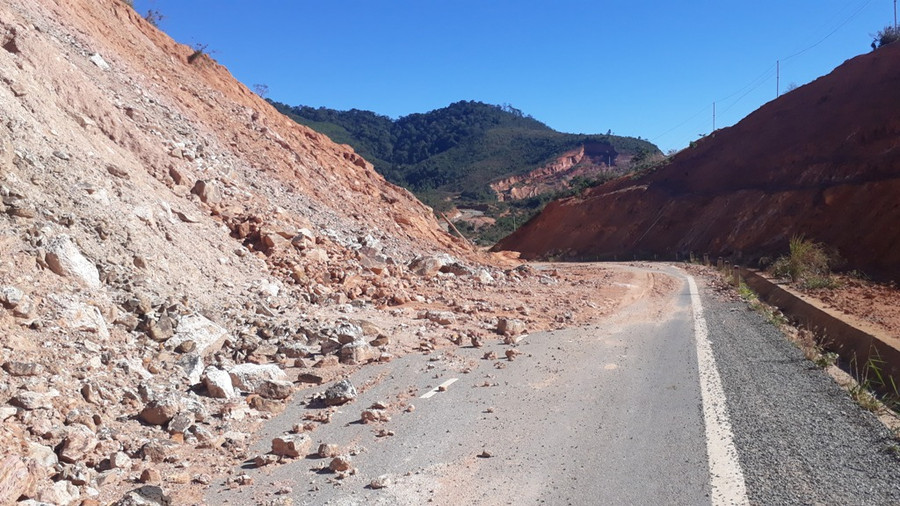 Nhiều đoạn đất đá tràn xuống đường khiến phương tiện không thể di chuyển được. Nhiều đoạn đất đá tràn xuống đường khiến phương tiện không thể di chuyển được.