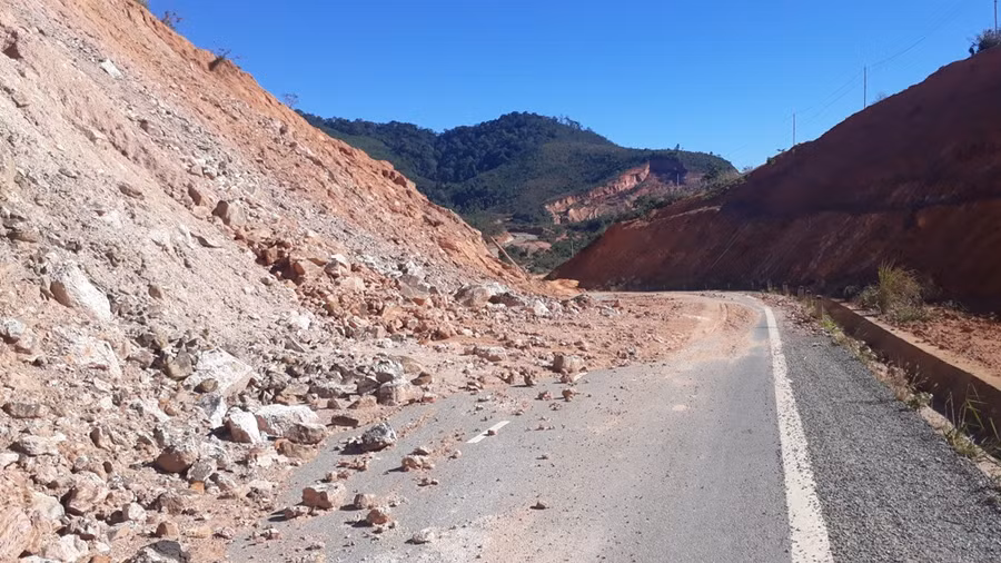 Nhiều đoạn đất đá tràn xuống đường khiến phương tiện không thể di chuyển được.