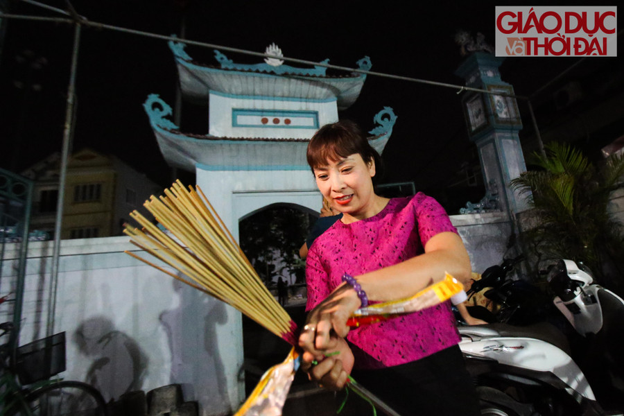 Trước giờ đốt lửa người lớn trẻ nhỏ đến đến lấy hương ngay tại đình để chuẩn bị lấy lửa về nhà