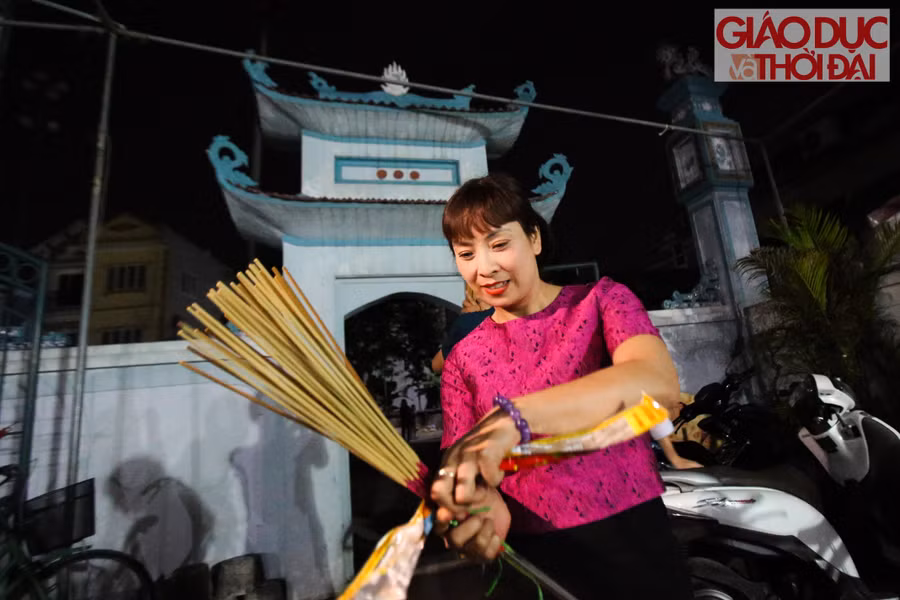 Trước giờ đốt lửa người lớn trẻ nhỏ đến đến lấy hương ngay tại đình để chuẩn bị lấy lửa về nhà