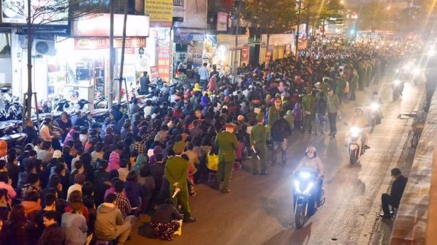 Hàng ngàn người đến dâng sao, giải hạn, cầu an ở chùa Phúc Khánh (Hà Nội)