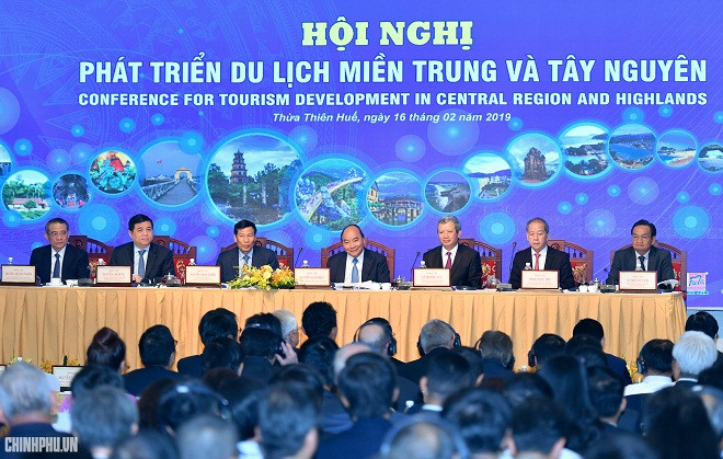 Thủ tướng Nguyễn Xuân Phúc dự Hội nghị phát triển du lịch miền Trung và Tây Nguyên. Ảnh VGP/Quang Hiếu Thủ tướng Nguyễn Xuân Phúc dự Hội nghị phát triển du lịch miền Trung và Tây Nguyên. Ảnh VGP/Quang Hiếu