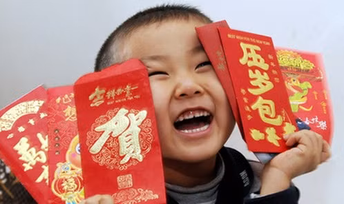 Cậu bé 13 tuổi kiện bố biển thủ tiền mừng tuổi