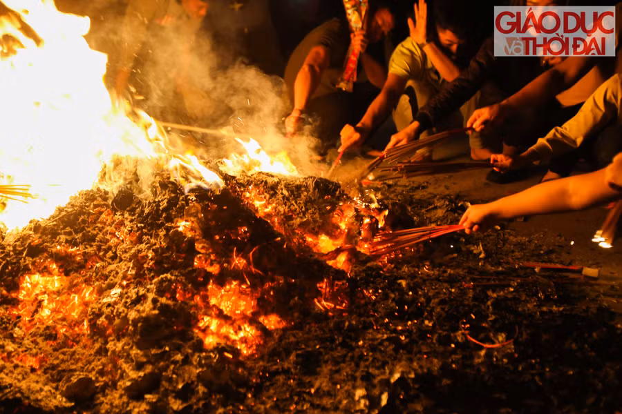 Kỳ lạ làng đốt 100kg vàng mã để rước lửa về nhà cầu đỏ đầu năm