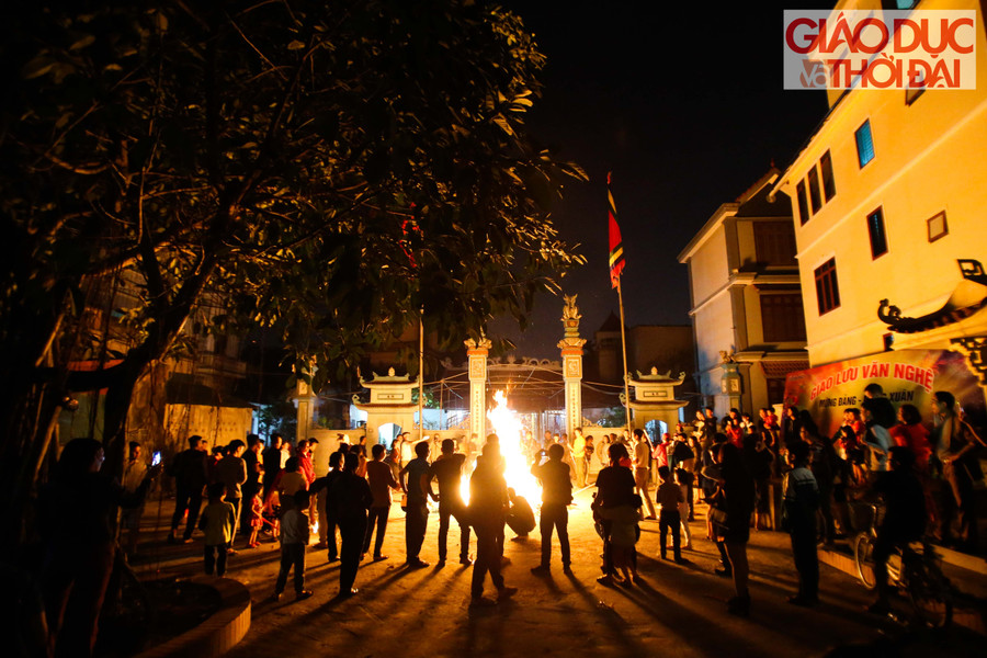 Lửa càng lớn, sức nóng làm cho mọi người không tới được gần, nhiều người phải lấy sào buộc hương vào để châm lửa