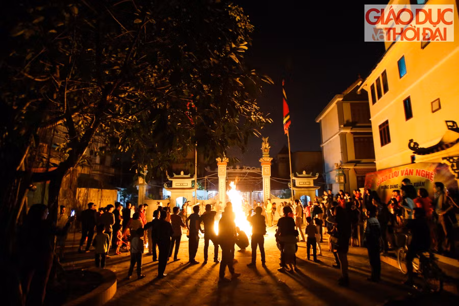 Lửa càng lớn, sức nóng làm cho mọi người không tới được gần, nhiều người phải lấy sào buộc hương vào để châm lửa