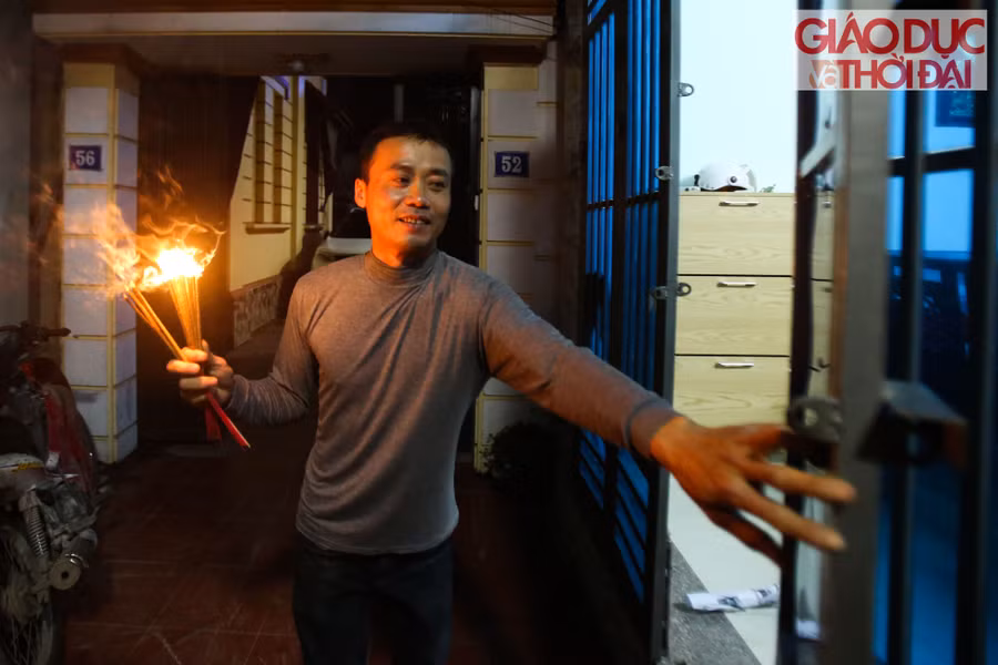 Anh Bùi Xuân Hiền sống tại tổ 5 phường Yên Nghĩa cho biết, anh đã đến địa phương sinh sống được 2 năm, thấy trong làng có lễ hội làng rất ý nghĩa, nên ngay năm đầu tiên đến sinh sống anh và gia đình đã ra đình xin lửa để cầu cho gia đình mạnh khoẻ và nhiều may mắn trong năm mới