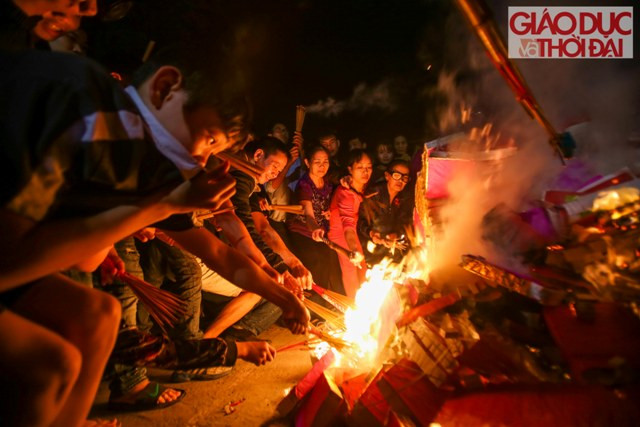 Đống lửa được thắp lên cũng là lúc người dân trong làng quây quần để xin lửa mang về nhà cầu may mắn cho năm mới
