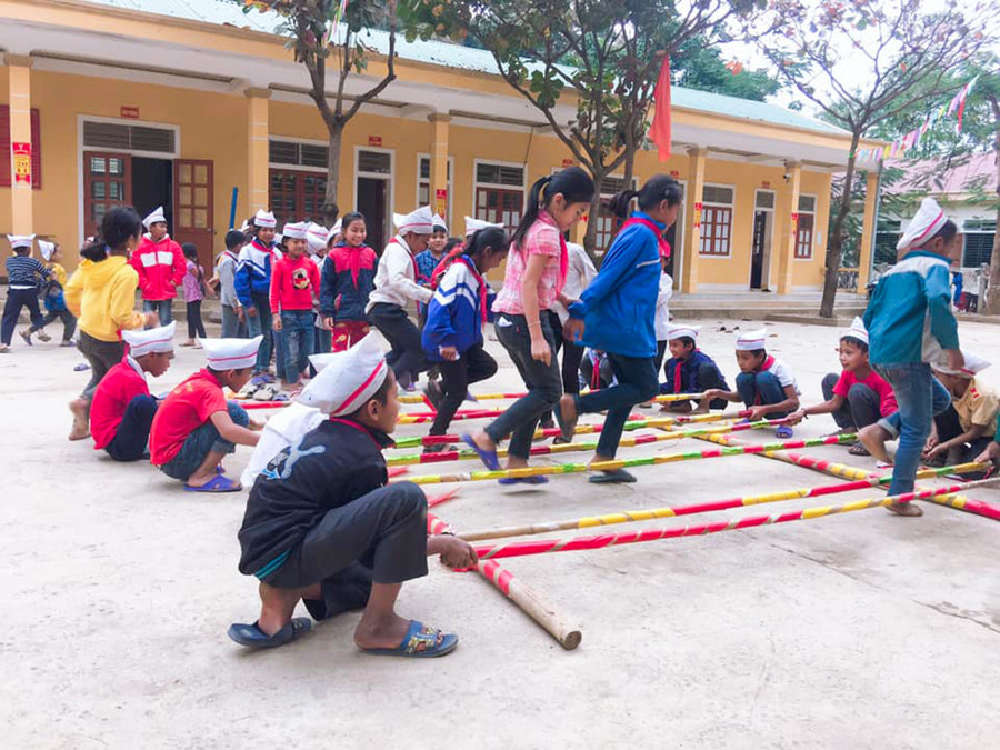 Học sinh Tiểu học Mường Típ 1 (huyện Kỳ Sơn, Nghệ An) đến trường học và sinh hoạt trò chơi dân gian sau Tết Học sinh Tiểu học Mường Típ 1 (huyện Kỳ Sơn, Nghệ An) đến trường học và sinh hoạt trò chơi dân gian sau Tết