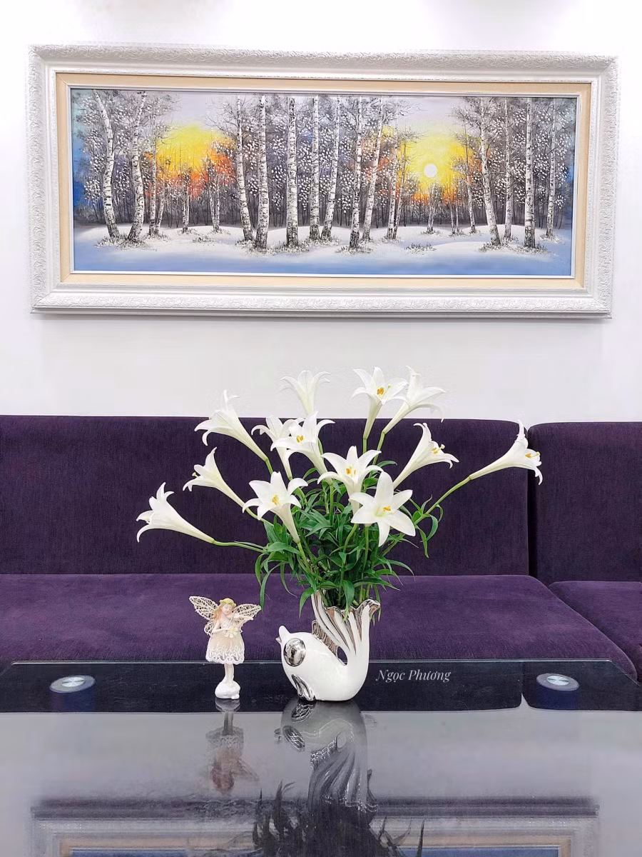 Vài bông hoa cắm toả ra là xinh.