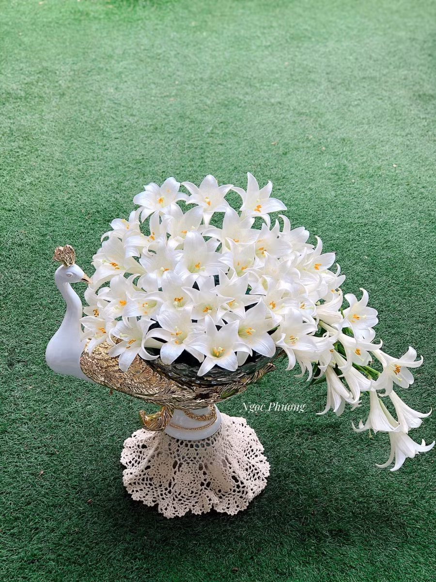 Cắm loa kèn hình chim công cụp đuôi.