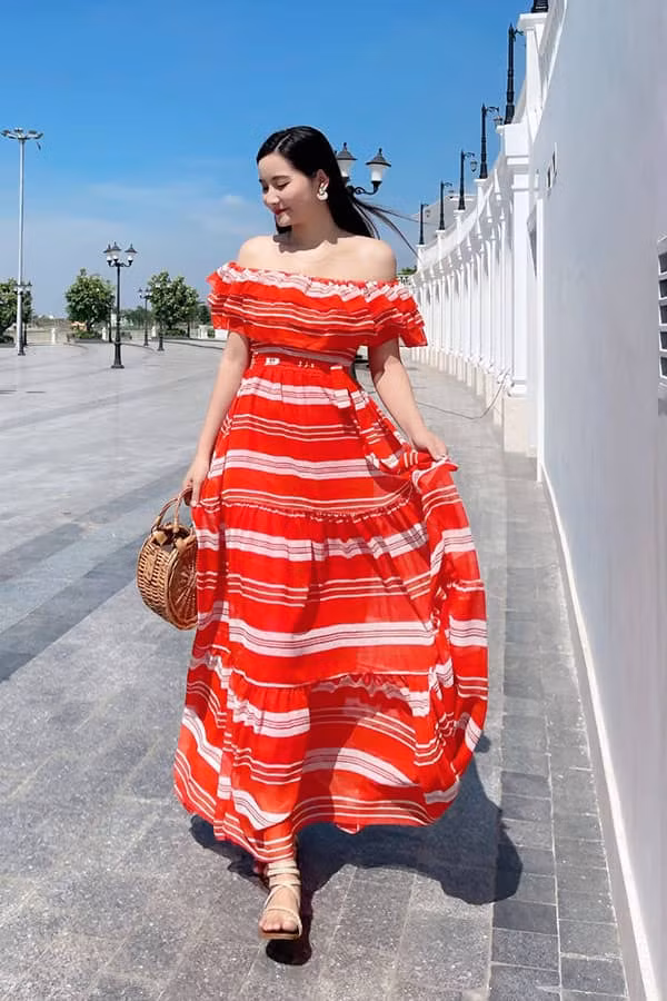 Váy bẹt vai đi biển duyên dáng (hình minh họa).