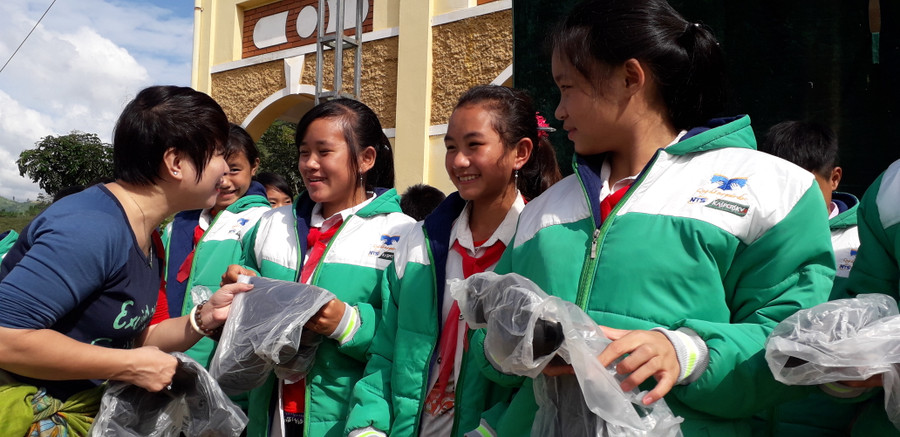 Bà Dương Thị Thanh Hương, Phó TBT Báo GD&TĐ trò chuyện với các em học sinh nghèo hiếu học