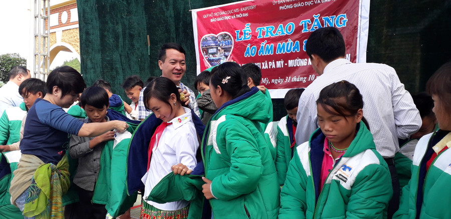 Sự vui tươi, hồn nhiên của các em học sinh xã Pá Mỳ khi được nhận những phần quà đầy ý nghĩa khi tiết trời lạnh giá đang tràn về