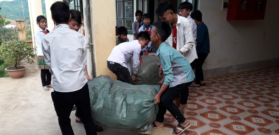 Học sinh tiếp nhận quà