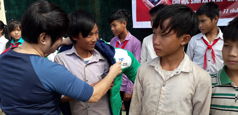 Bà Dương Thanh Hương, Phó TBT Báo GD&TĐ cùng nhà tài trợ, cấp uỷ, chính quyền địa phương trao 578 suất quà cho các em học sinh nghèo hiếu học