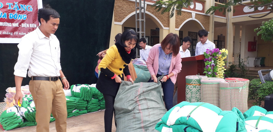 Tập thể cán bộ giáo viên trường Tiểu học và THCS Pá Mỳ chuẩn bị sắp xếp các phần quà