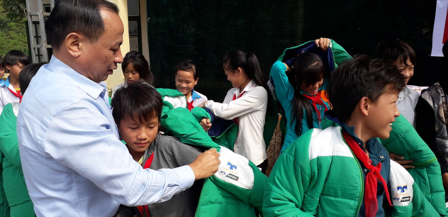 Ông Phạm Tuấn Anh, Giám đốc kinh doanh Công ty Bảo mật Nam Trường Sơn cùng đại diện cấp uỷ, chính quyền xã Pá Mỳ trao 578 suất quà cho học sinh nghèo hiếu học