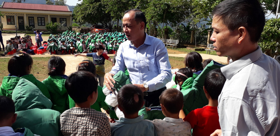 Ông Phạm Tuấn Anh, Giám đốc kinh doanh Công ty Bảo mật Nam Trường Sơn bày tỏ sự mến phục những hy sinh của thầy cô trong hành trình "gieo" chữ