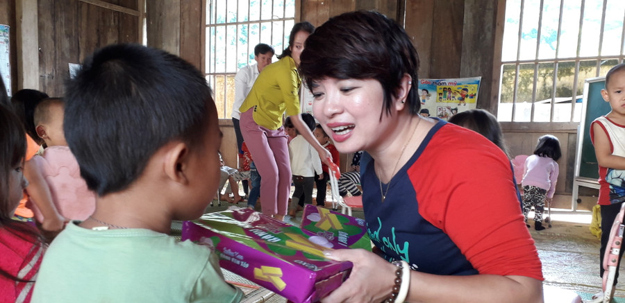 Thăm, tặng quà cho các cháu học sinh trường Mầm non Pá Mỳ
