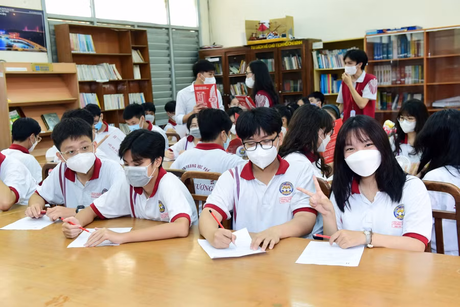 Học sinh THPT trong một hoạt động tham quan và trải nghiệm 1 ngày làm sinh viên HIU