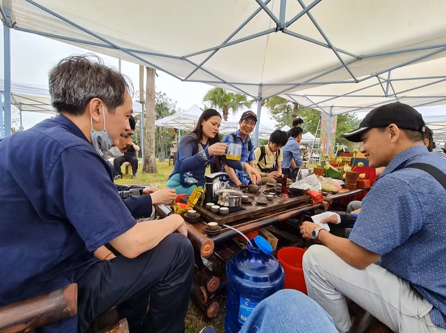Bên cạnh không gian trưng bày “Sen trong đời sống văn hóa Việt” còn có hoạt động của các nghệ nhân với những sản phẩm được làm từ Sen như trà Sen (trình diễn pha trà Sen), bánh, mứt kẹo Sen và các sản phẩm truyền thống phục vụ khách du lịch.