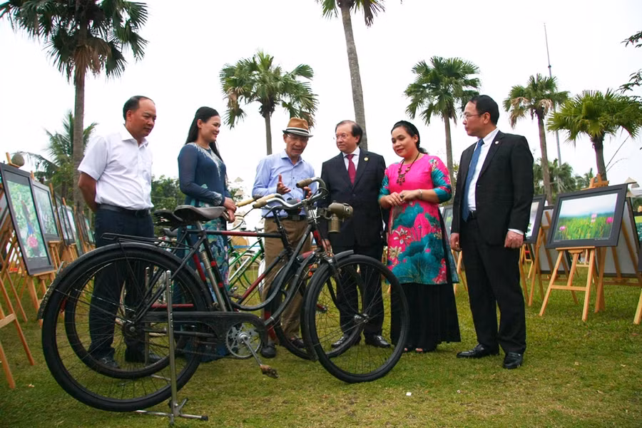 Kỷ lục gia thế giới Đào Xuân Tình giới thiệu với Thứ Trưởng Bộ VHTTDL Tạ Quang Đông 5 cặp xe Peugeot cổ trong Bộ sưu tập gần 200 chiếc xe Peugeot của Kỷ lục gia thế giới Đào Xuân Tình đã được Tổ chức Kỷ lục châu Á và Liên minh Kỷ lục thế giới xác lập kỷ lục là “Bộ sưu tập xe đạp Peugeot sản xuất tại Cộng hòa Pháp nhiều nhất thế giới”.