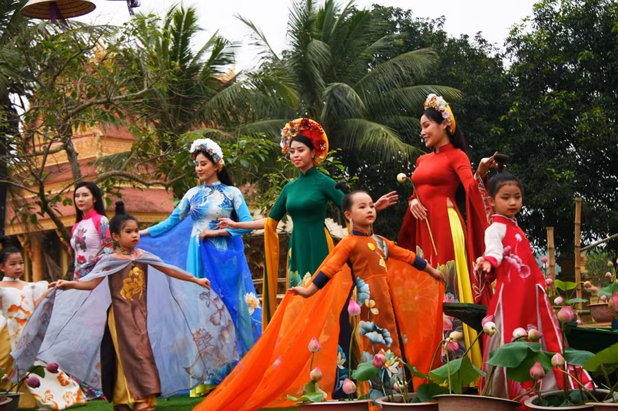 Màn trình diễn áo dài của những người mẫu chuyên nghiệp cùng sự tham dự của các người mẫu nhí, là một trong những hoạt động giao lưu văn hóa nhằm tôn vinh hình ảnh hoa sen gắn với vẻ đẹp duyên dáng của tà áo dài Việt Nam.