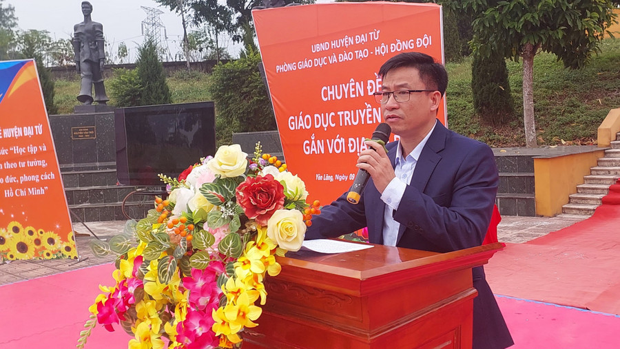 Ông Nguyễn Ngọc Hưng, Trưởng phòng GD&ĐT huyện Đại Từ phát biểu tại buổi sinh hoạt chuyên đề giáo dục truyền thống. Ông Nguyễn Ngọc Hưng, Trưởng phòng GD&ĐT huyện Đại Từ phát biểu tại buổi sinh hoạt chuyên đề giáo dục truyền thống.