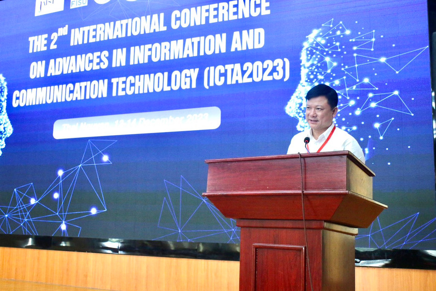 PGS.TS Hoàng Văn Hùng, Giám đốc Đại học Thái Nguyên phát biểu tại Hội thảo PGS.TS Hoàng Văn Hùng, Giám đốc Đại học Thái Nguyên phát biểu tại Hội thảo