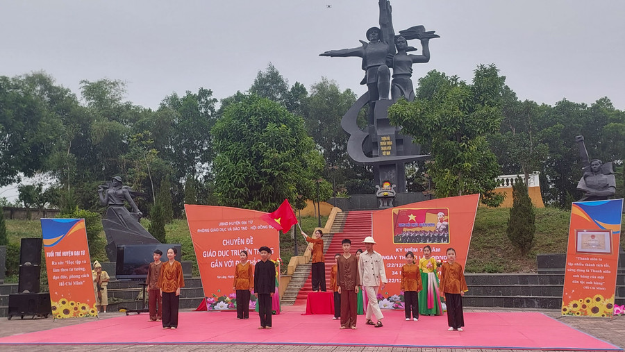 Học sinh tham gia kể chuyện, tái hiện hình ảnh 10 cô gái ngã ba Đồng Lộc. Học sinh tham gia kể chuyện, tái hiện hình ảnh 10 cô gái ngã ba Đồng Lộc.