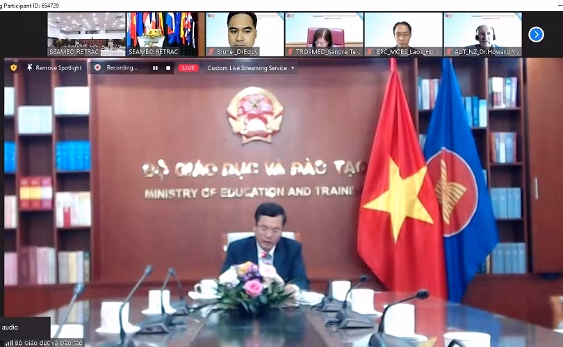 Thứ trưởng Bộ GD&amp;ĐT Nguyễn Văn Phúc dự hội thảo dưới hình thức trực tuyến (ảnh chụp màn hình)