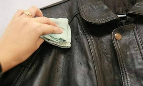 Đồ da nên được bảo quản ở nơi khô, mát. Đồ da nên được bảo quản ở nơi khô, mát. Ảnh:Oficina de Inverno.