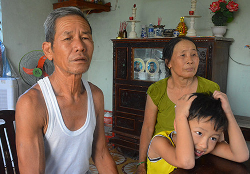 Ông Nguyễn Văn Nghĩa và bà Nguyễn Thị Tới luônđộng viên con dâu lấy chồng mới khi con trai mất tích.Ảnh: Đắc Thành.