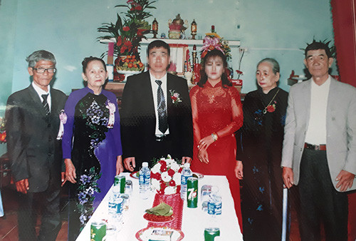 Vợ chồng ông Nãi (bên trái) đứng ra tổ chức đám cưới cho con dâu. Ảnh: Đắc Thành.