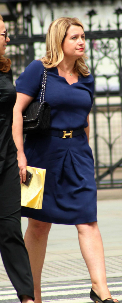 Nữ doanh nhân Burki khi đến tòa án tối cao kiện công ty dịch vụ hẹn hò. Nữ doanh nhân Burki khi đến tòa án tối cao kiện công ty dịch vụ hẹn hò - Ảnh: The Sun.