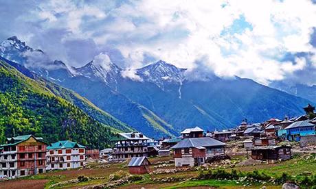Ngôi làng được bao quanh bởi những ngọn núi cao, có dân số khoảng 700 người.Đứng từ đây du khách có thể phóng tầm mắt ra những ngọn núi phủ đầy tuyết trắng, ngắm hoa lan táo, những căn nhà được làm bằng gỗ và đá phiến đẹp mắt. Ảnh:Bikat Adventures.